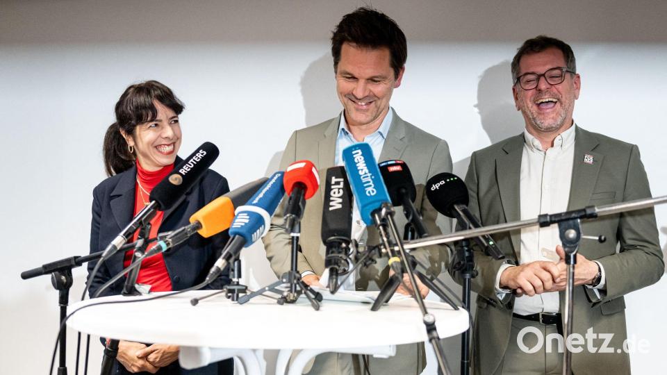 Steffen Krach (SPD, M), Berliner SPD-Fraktions- und Landesvorsitzender, Elif Eralp, Fraktionsvorsitzende der Partei Die Linke im Berliner Abgeordnetenhaus, und
Werner Graf (Bündnis 90/Die Grünen), Co-Vorsitzender der Grünen Fraktion im Berliner Abgeordnetenhaus, geben eine Pressekonferenz im Haus der Statistik in Berlin. Anlass ist die Einigung bei den Sondierungsgesprächen nach der Wahl zum Abgeordnetenhaus. Bild: Fabian Sommer/dpa