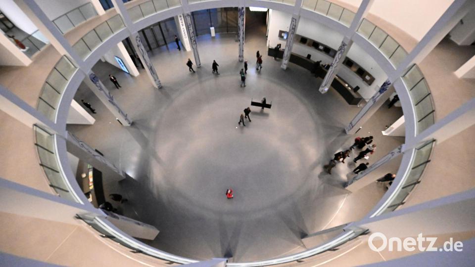 Besucher der Langen Nacht der Münchner Museen gehen durch die Rotunde der Pinakothek der Moderne. Bild: Felix Hörhager/dpa