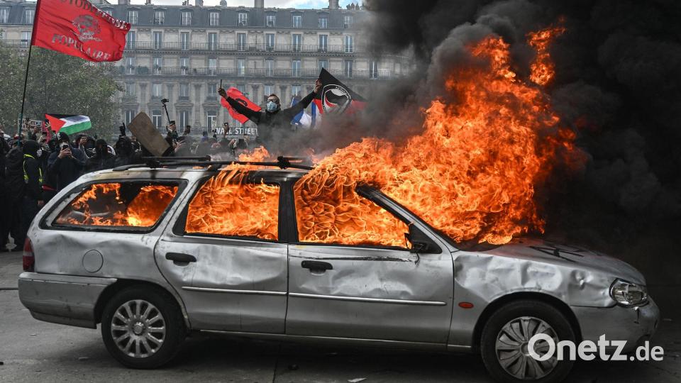 Auf dem Place de la République in Paris brennt ein Auto während es zu Zusammenstößen zwischen Demonstranten und Polizeikräften kommt. Bild: Julien Mattia/Le Pictorium via ZUMA Press/dpa