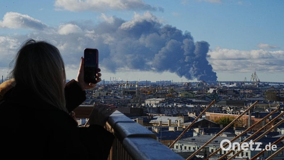 Drohnenangriffe auf Industriegebiet bei St. Petersburg: Rauchwolken über dem Gelände Bild: Uncredited/UGC via AP/dpa