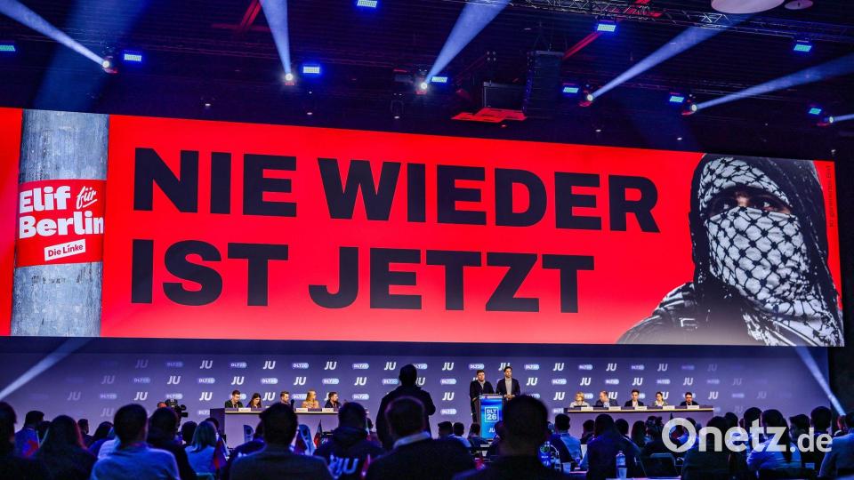 Deutschlandtag der JU: Volkmann und Winkel vor Slogan-Wand Bild: Christoph Reichwein/dpa