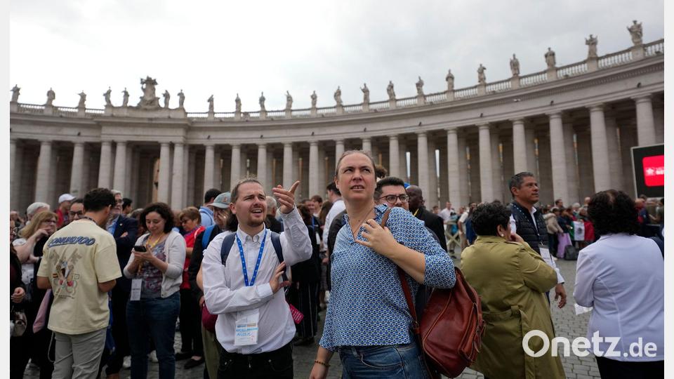 Zehntausende Gläubige versammelten sich auf dem Petersplatz im Vatikan zum Angelus-Gebet des Papstes. Bild: Alessandra Tarantino/AP/dpa