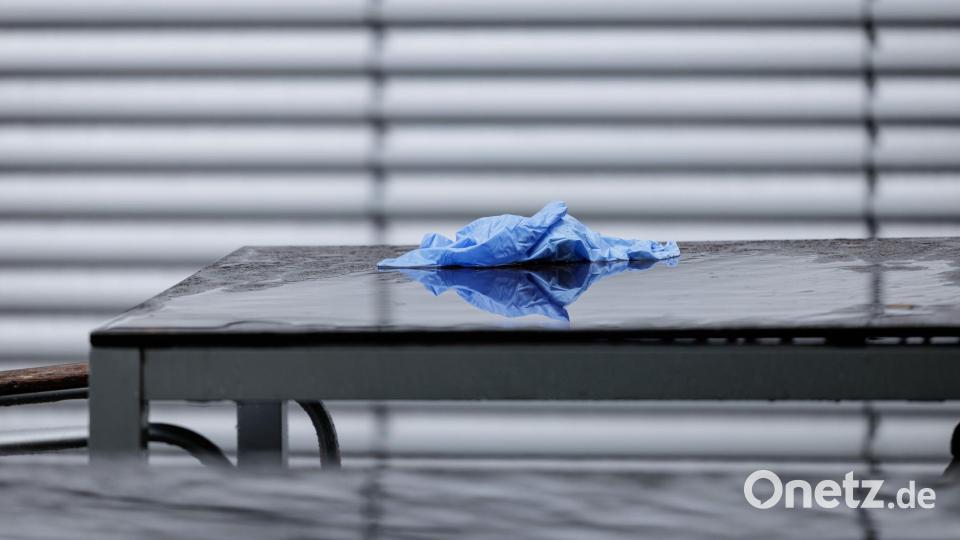 Einweghandschuhe liegen auf einem Tisch - Ermittler waren lange in der Einrichtung zugange. Bild: David Ebener/dpa