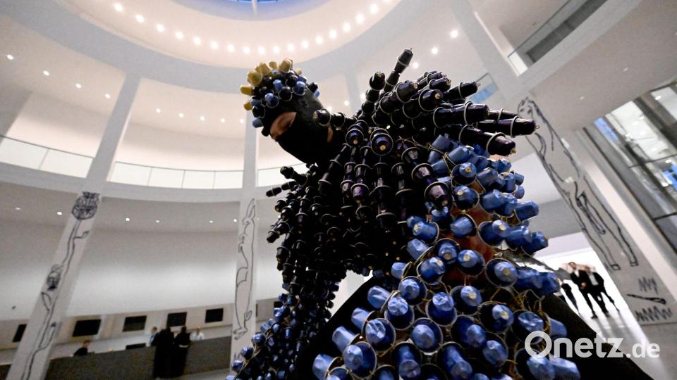 Die Tänzerin Katrin Schafitel während der Langen Nacht der Münchner Museen in der Pinakothek der Moderne. Bild: Felix Hörhager/dpa