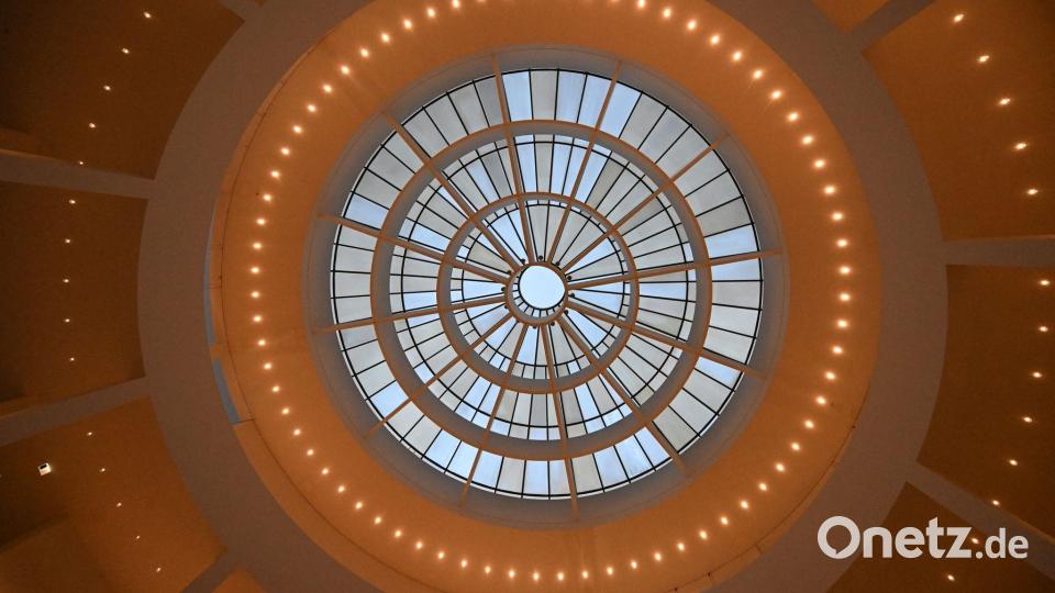 Das Dach der Rotunde der Pinakothek der Moderne ist hell erleuchtet. Bild: Felix Hörhager/dpa