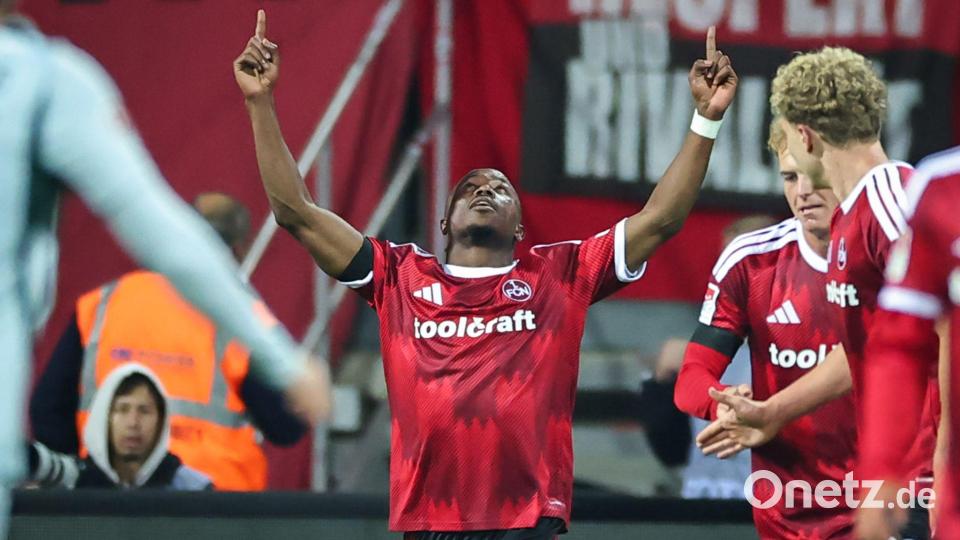 Mohamed Zoma (m) verletzte sich beim Spiel in Cottbus. Wann kann er wieder jubeln? (Archivbild) Bild: Daniel Karmann/dpa