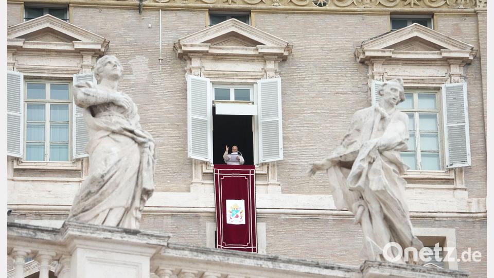 Traditionell wird das sonntägliche Angelus-Gebet vom Fenster des Arbeitszimmer des Papstes im dritten Stock des Apostolischen Palastes am Petersplatz gesprochen. Bild: Gregorio Borgia/AP/dpa
