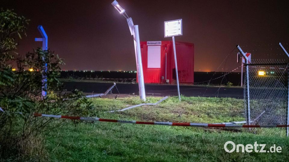 Der Flughafensprecher zufolge erfüllt der Zaun die geltenden Sicherheitsstandards und wird regelmäßig von den Behörden überprüft. Bild: Erik-Holm Langhofof/EHL Media/dpa