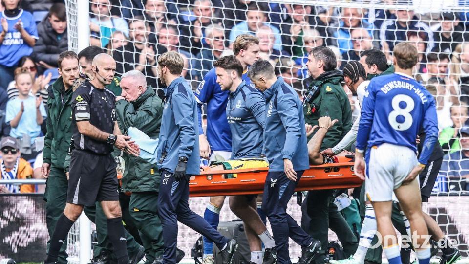Martínez und Branthwaite stießen beim Premier League Spiel mit den Köpfen zusammen und sackten zu Boden. Bild: Alfie Cosgrove/News Images via ZUMA Press Wire/dpa