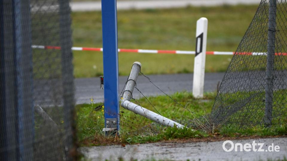 Der beschädigte Zaunabschnitt liegt an einer öffentlichen Straße. Bild: Heiko Rebsch/dpa