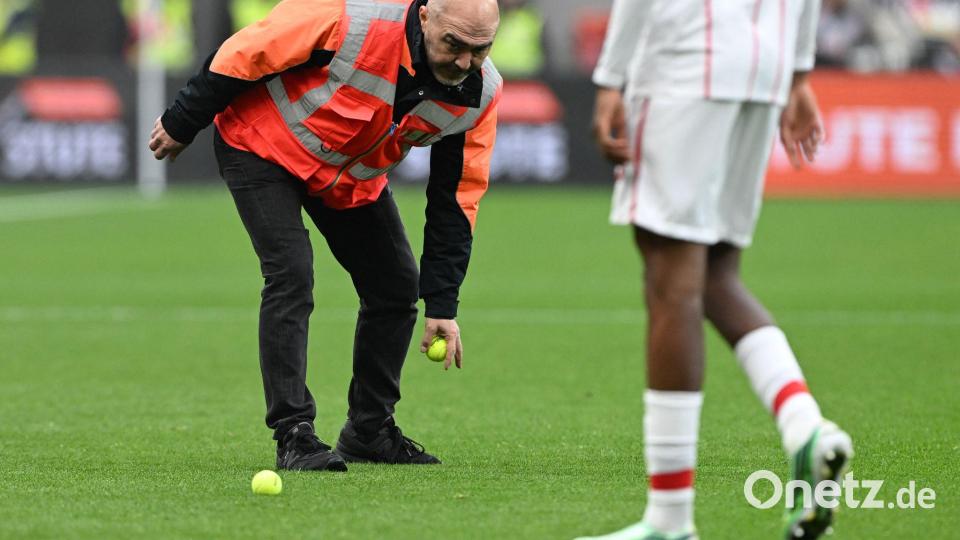 Weil Freiburger Fans Tennisbälle auf den Platz warfen musste das Spiel in Leverkusen für einige Minuten unterbrochen werden. Bild: Federico Gambarini/dpa
