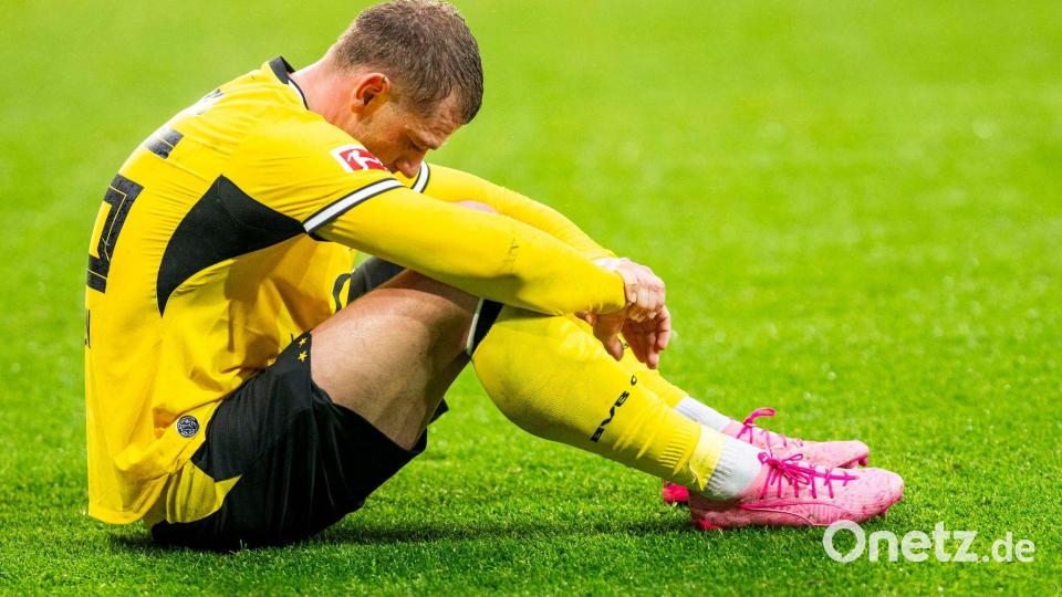 BVB-Profi Julian Ryerson saß nach dem nächsten Rückschlag enttäuscht auf dem Rasen. Bild: Julius Frick/dpa