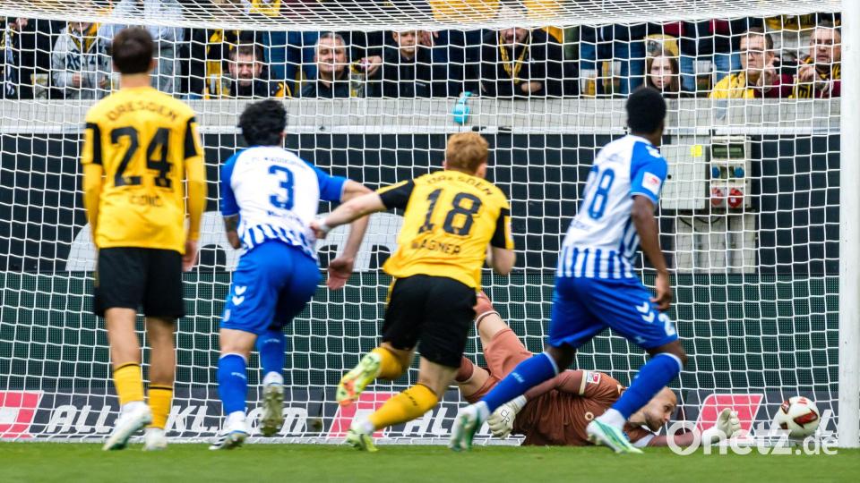 Magdeburgs Torwart Dominik Reimann kann die Dynamo-Führung nicht verhindern. Bild: Frank Hammerschmidt/dpa