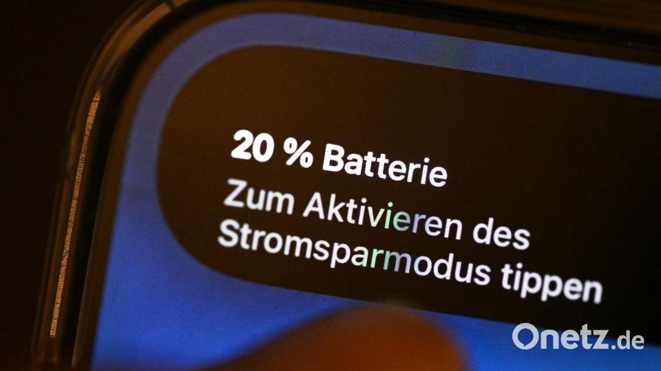 Der Stromsparmodus soll helfen, dass das Smartphone noch etwas länger durchhält. Bild: Bernd Weißbrod/dpa