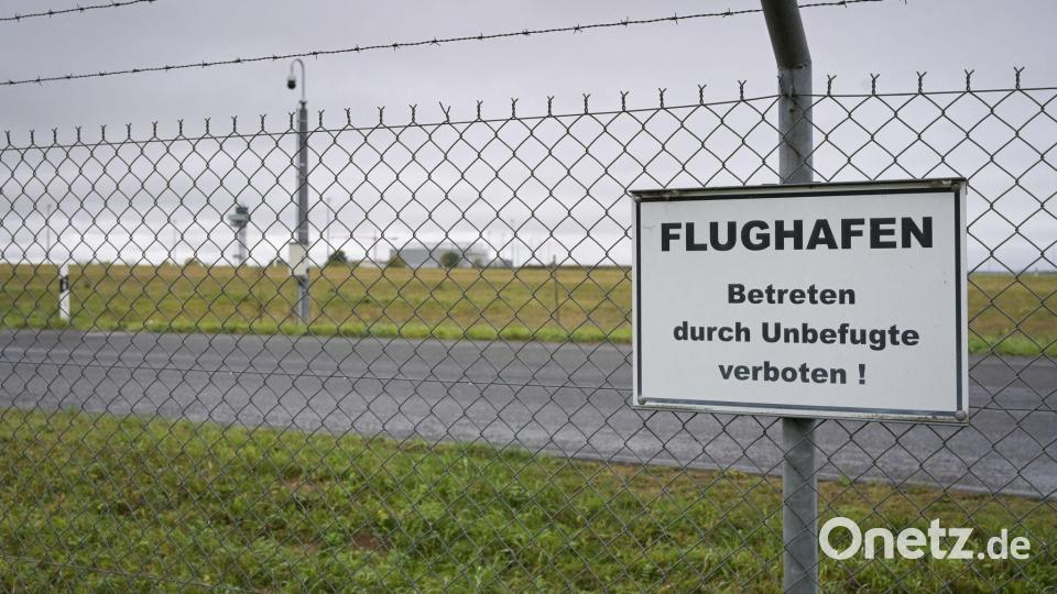 Drei russische Antonow-Frachtflugzeuge stehen wegen der EU-Sanktionen seit 2022 am Flughafen Leipzig/Halle und dürfen nicht starten. Bild: Heiko Rebsch/dpa