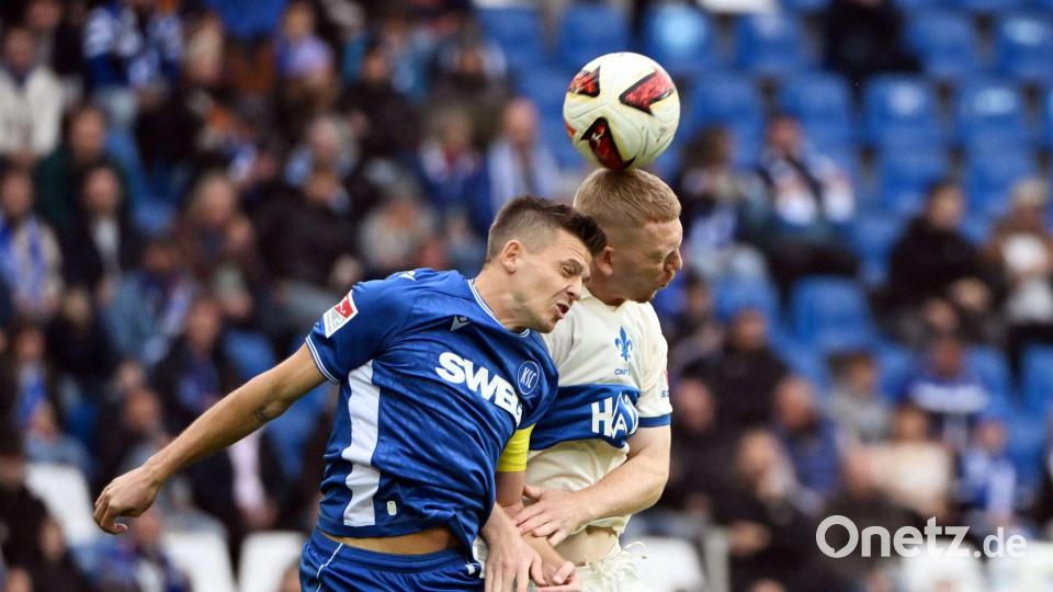 Alles Kopfsache: Karlsruhes Marvin Wanitzek (l) und Darmstadts Kai Klefisch im Duell um den Ball. Bild: Uli Deck/dpa