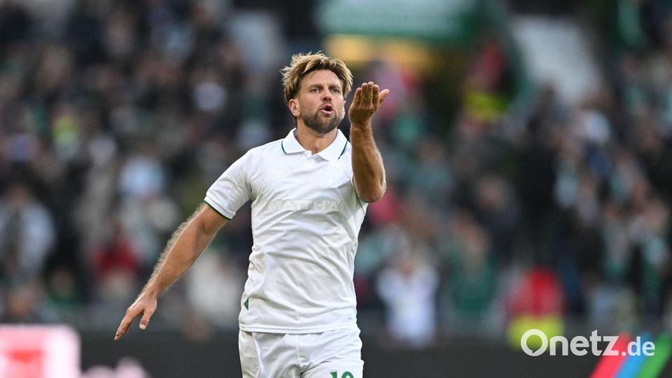 Küsschen für die Fans: Werder Bremens Torjäger Niclas Füllkrug nach seinem ersten von zwei Toren beim 2:2 gegen Paderborn. Bild: Carmen Jaspersen/dpa