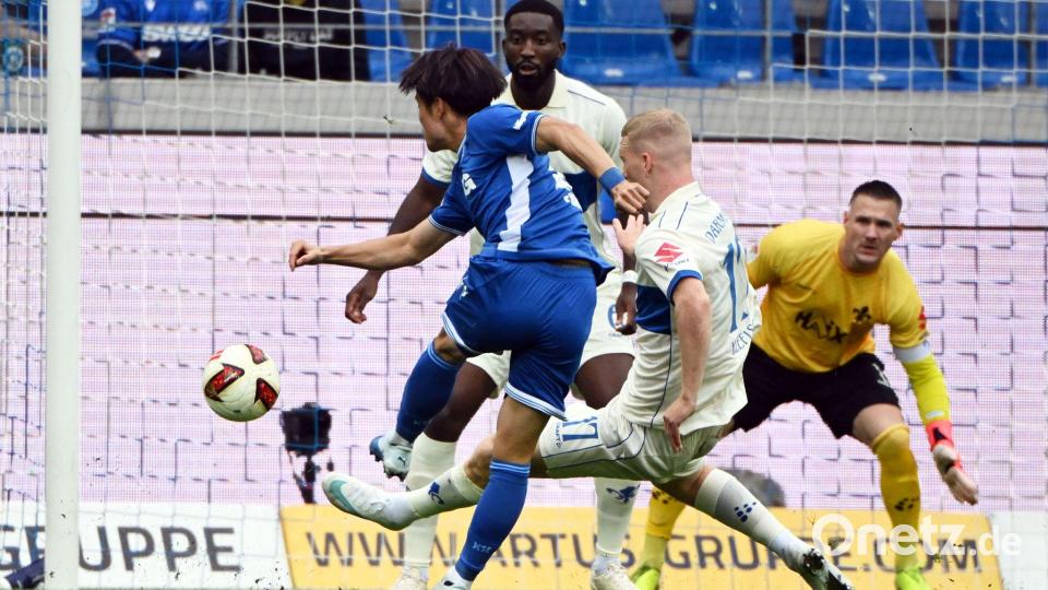 Die frühe Führung: Shio Fukuda trifft zum 1:0 für den KSC. Bild: Uli Deck/dpa