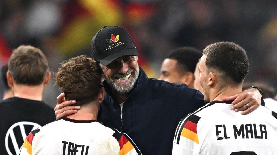 Bundestrainer Jürgen Klopp herzt Philipp Treu und Said El Mala. (Archivbild) Bild: Sven Hoppe/dpa