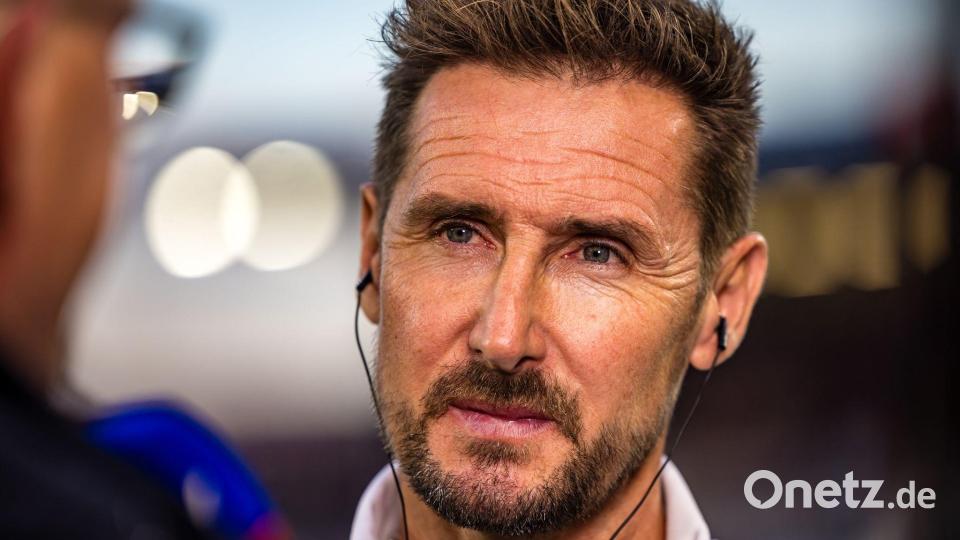 Trainer Miroslav Klose ist mit seinem Team weiter oben dabei. Bild: Frank Hammerschmidt/dpa