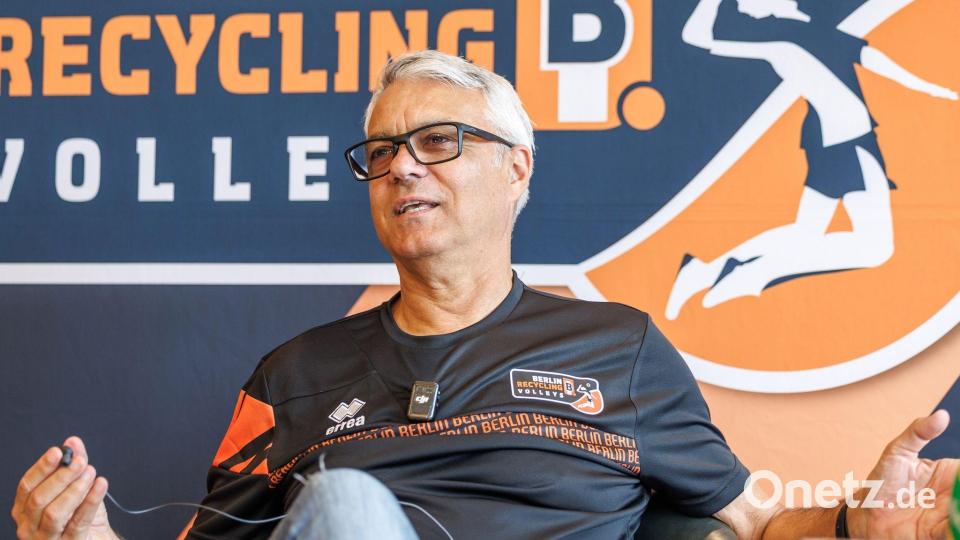 Der neue Trainer bringt internationales Flair in die Bundesliga. (Archivbild) Bild: Andreas Gora/dpa