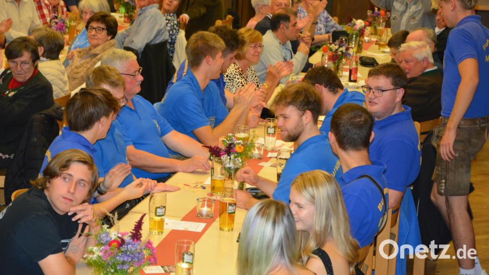Der Burschenverein Mitterteich war auch mit dabei. Bild: Josef Rosner