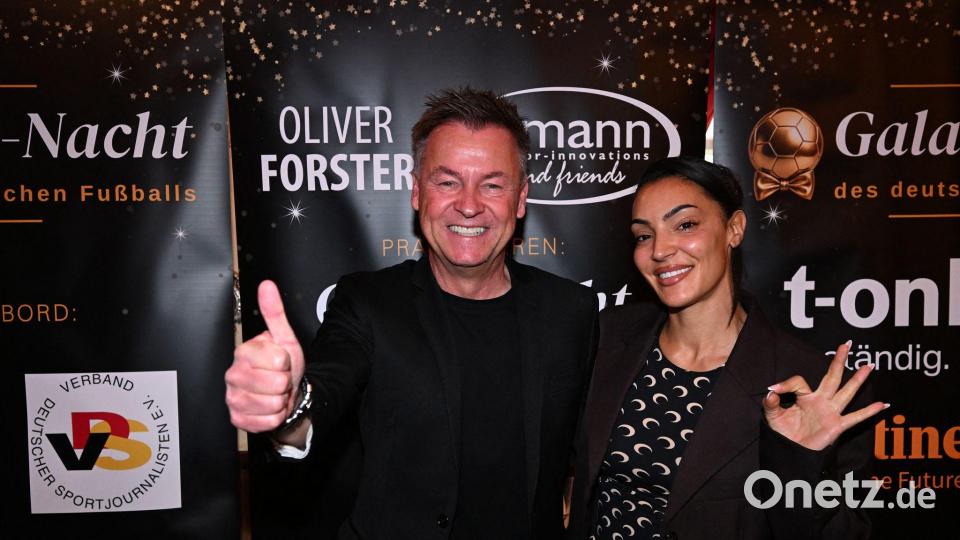 Die beiden Moderatoren: Oliver Forster und Valentina Maceri Bild: Felix Hörhager/dpa