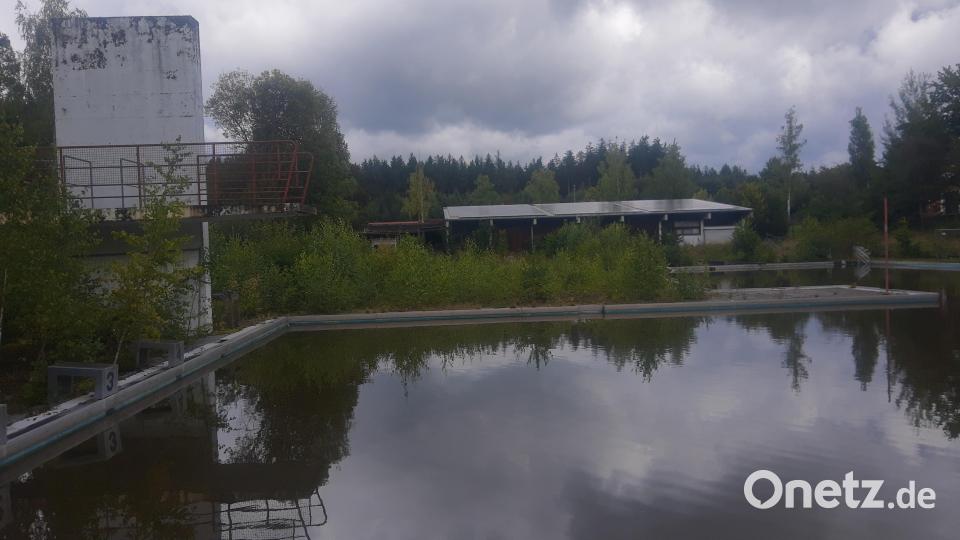 Wegen geringerer Einnahmen und gleichzeitig erhöhter Ausgaben musste die Gemeinde Brand ihren Etat anpassen. Dazu würden insbesondere Ausgaben für die Revitalisierung des ehemaligen Freibadgeländes auf 2028 verschoben. Bild: Bertram Nold