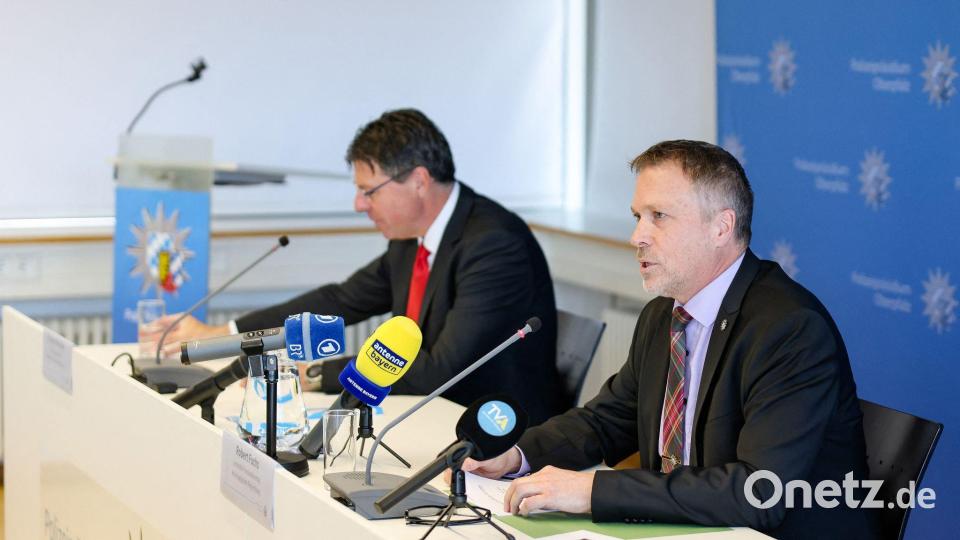 Auf einer Pressekonferenz zum Vermisstenfall gaben der leitende Kriminaldirektor Robert Fuchs (rechts im Bild) und Oberstaatsanwalt Thomas Rauscher Details zur Ausgrabung bekannt. Bild: Daniel Löb/dpa