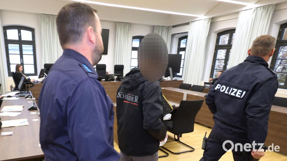 Von Polizisten wurde der Angeklagte in den Gerichtssaal geführt, dabei musste er Fußfesseln tragen. Bild: Karl-Josef Hildenbrand/dpa