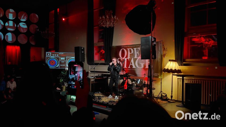 „Vitlight“ ist aus der Ukraine nach Amberg gekommen und stellte zwei ukrainische Pop-Songs vor. Bild: Luisa Marie Terme