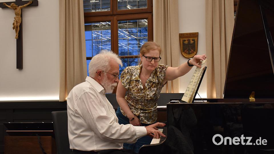 Jakob Schröder spielte das Klavier souverän und mit Eleganz. Seine Schwiegertochter half beim Umblättern der Noten. Bild: Ulla Britta Baumer
