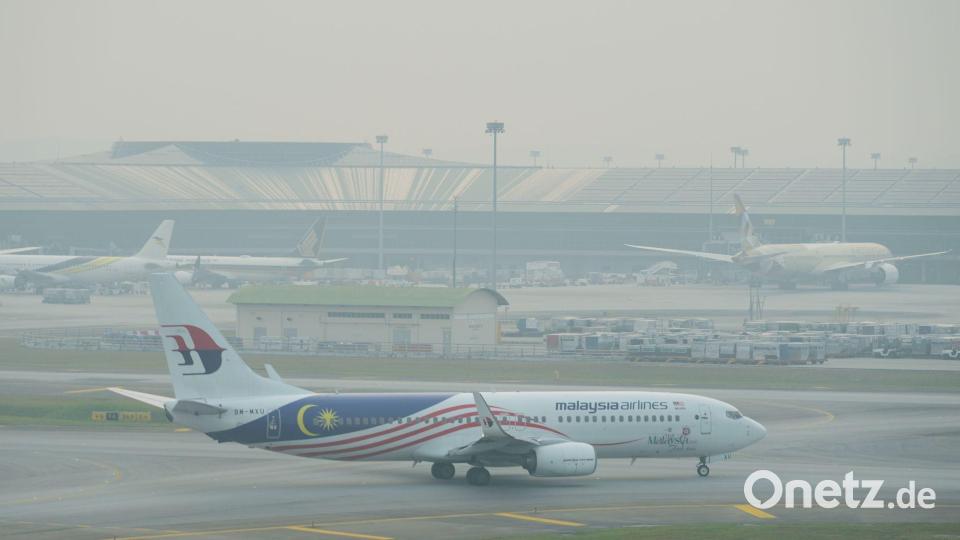 Dichter Smog liegt über dem Flughafen von Kuala Lumpur. Bild: Vincent Thian/AP/dpa