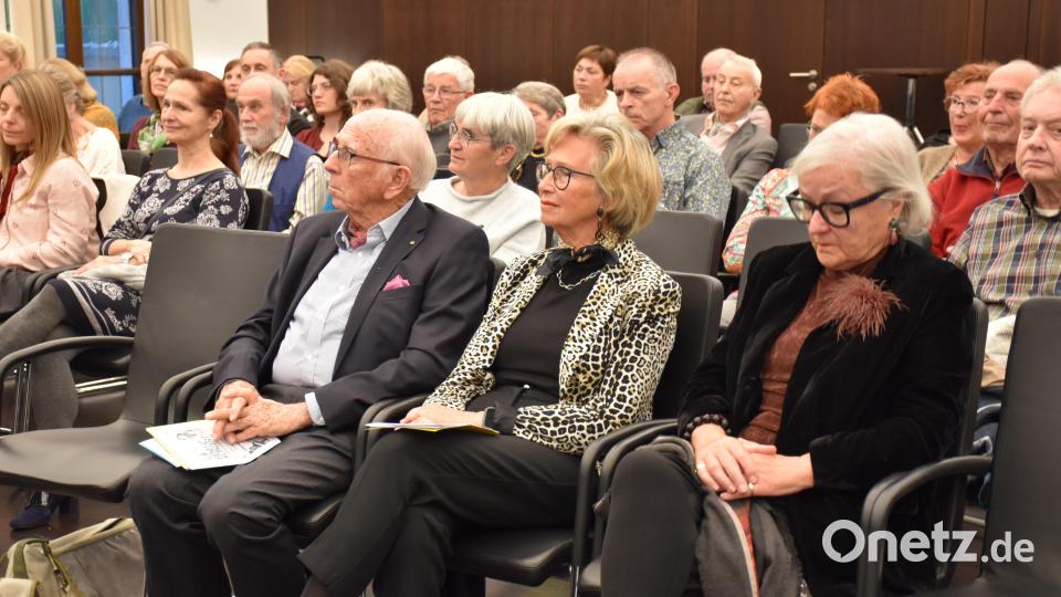 Im Publikum saß auch Theodora Kupke (Zweite von rechts). Sie war die Vorsitzende des Fördervereins MUT der Kreismusikschule und erlebte das Konzert als ihre letzte Amtshandlung. Bild: Ulla Britta Baumer