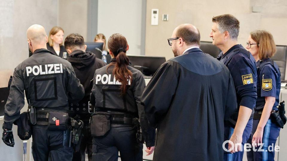 Ein Schuss schlug laut Anklage in der Motorhaube des Polizeiwagens ein. Bild: Daniel Löb/dpa