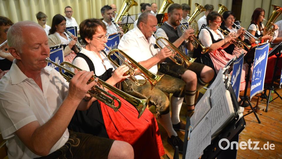 Die Stadtkapelle Mitterteich zeigte am Samstagabend im Josefsheim ihr musikalisches Können beim Böhmischen Abend. Die 18 Musiker unter der Leitung von Oliver Lipfert (links) glänzten mit Musik aus Böhmen. Bild: Josef Rosner