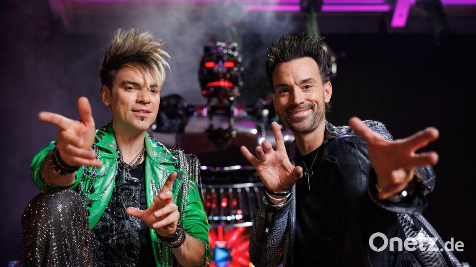 Das Zauber-Duo hat einen riesigen Roboter für seine Shows konstruiert. Bild: Friso Gentsch/dpa