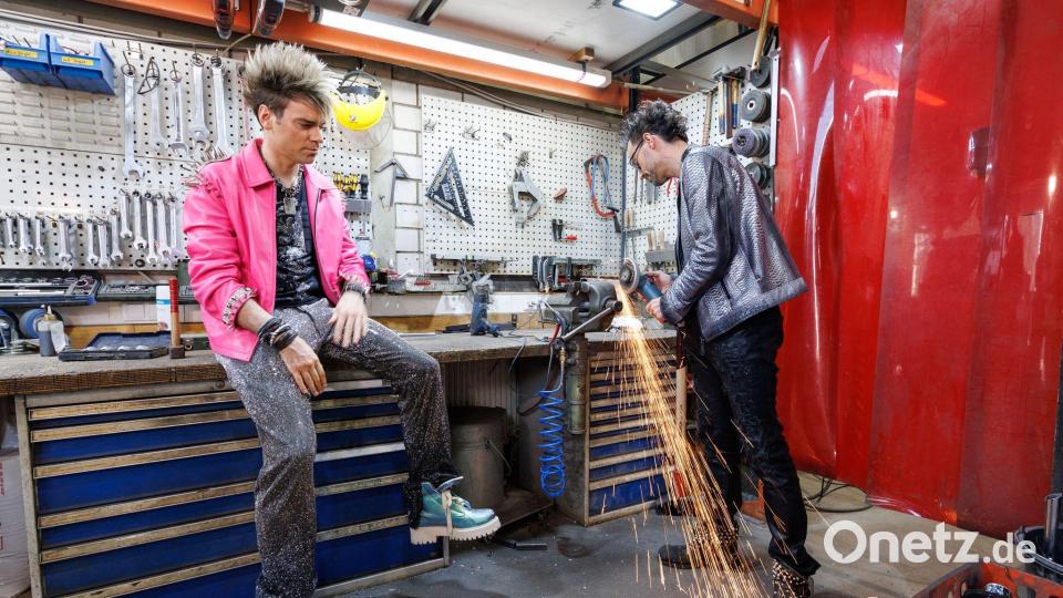 Die Ehrlich Brothers greifen gerne auch mal selbst zum Werkzeug. Bild: Friso Gentsch/dpa