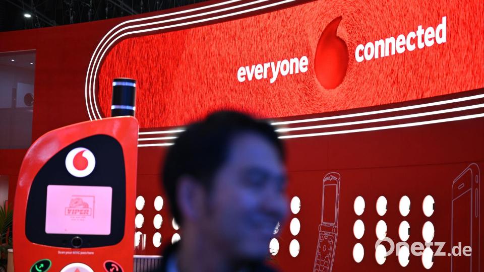 Vodafone macht auch mit bei dem Frequenzvorhaben - das alte Nokia-Handy, wie es als überdimensionales Modell am Vodafone-Messestand beim Mobile World Congress im März zu sehen war, dürfte aber kein Weltraum-Internet mehr bekommen. Bild: Wolf von Dewitz/dpa