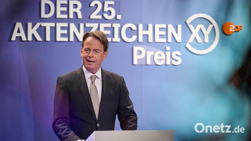 Moderator Rudi Cerne spricht während der 25. Verleihung der XY-Preise. Bild: Sebastian Christoph Gollnow/dpa