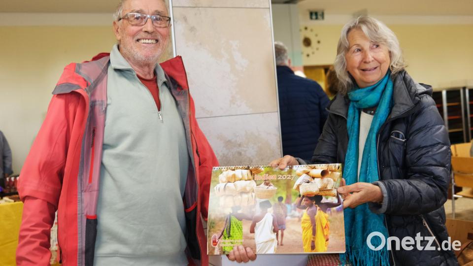 Peter Rex und seine Frau Elke warben mit einem selbst gestalteten Kalender für die Unterstützung der Initiative "Stop India", die gefährdete Mädchen und Frauen vor modernem Menschenhandel bewahren möchte. Bild: Rudolf Hirsch