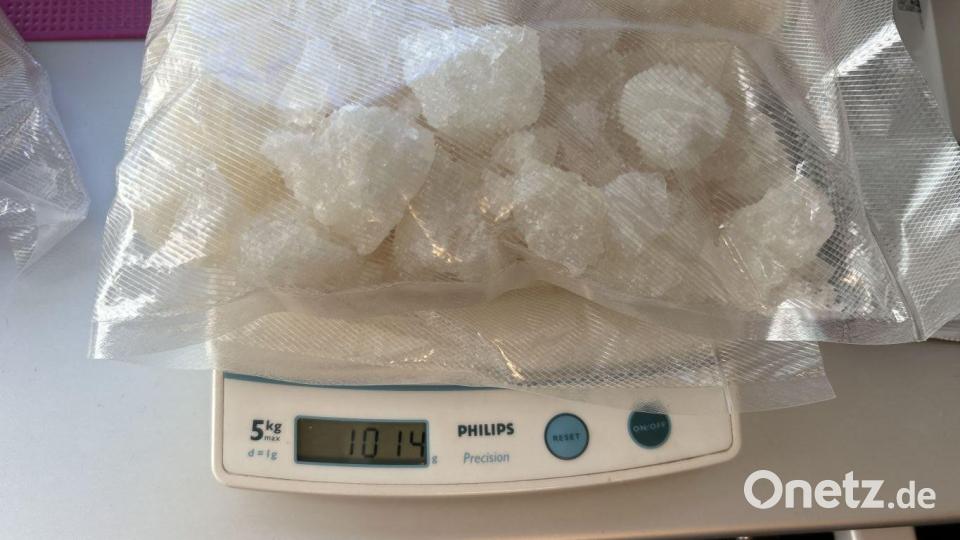 Ein Beutel sichergestelltes Clephedron-Hydrochlorid (4-CMC) auf der Waage. Insgesamt hatte der 38-Jährige 3,05 Kilogramm Drogen bei sich. Symbolbild: Hauptzollamt Regensburg