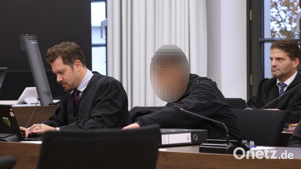 Der Angeklagte sitzt zwischen seinen beiden Rechtsanwälten im Gerichtssaal. Bild: Karl-Josef Hildenbrand/dpa