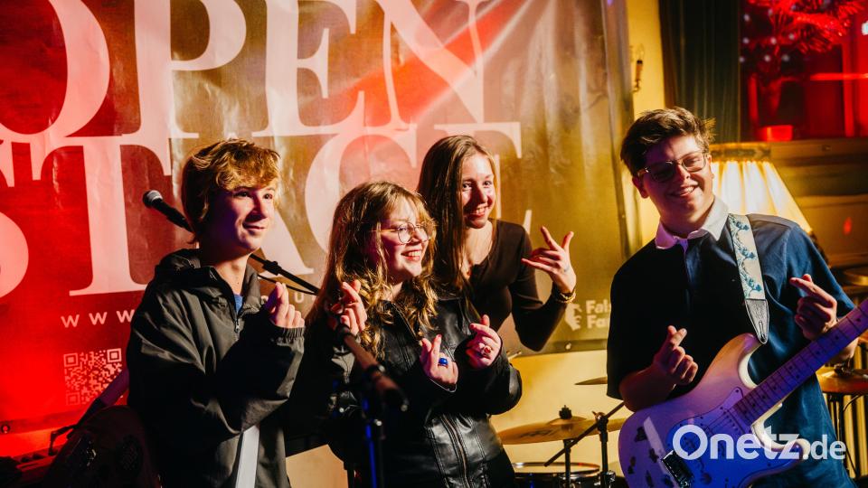 „L.E.A.P.“ coverte bei der Open Stage in Amberg unter anderem den Song „One Way or Another“ von Blondie. Bild: Thiemo Donhauser
