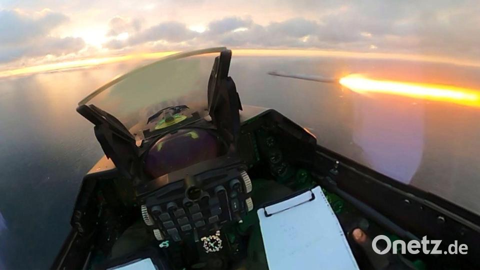 Ein vom rumänischen Verteidigungsministerium veröffentlichtes Bild zeigt, wie eine Rakete von einem Kampfflugzeug auf Drohnen mit Jet-Antrieb vom Typ „Geran“ abgefeuert wird die in den Luftraum des Landes eingedrungen waren. Bild: Uncredited/Romanian Ministry of Defense/AP/dpa