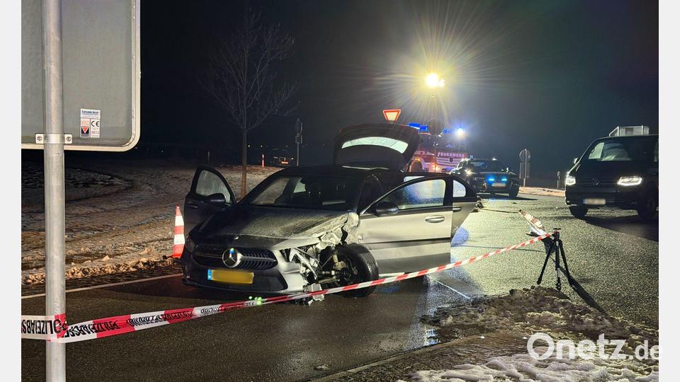 Die Flucht der beiden Verdächtigen endete erst, als ihr Auto in einem Kreisverkehr mit einem anderen Wagen zusammenstieß. (Archivbild) Bild: NEWS5 / Felix Besold/NEWS5/dpa