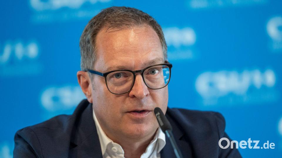 Mit einem zweiten Leitantrag will die CSU vor ihrem Parteitag auch eine Antwort auf das Erstarken der politischen Ränder geben. (Archivbild) Bild: Peter Kneffel/dpa