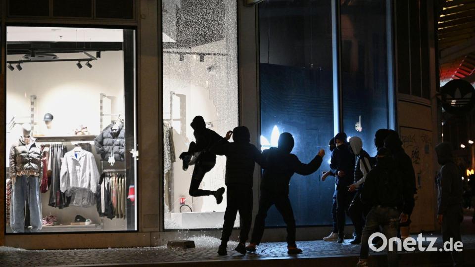 Am Wochenende waren landesweite Proteste gegen hohe Lebenshaltungskosten in Frankreich von schweren Ausschreitungen und Plünderungen begleitet worden. Bild: Emma Da Silva/AP/dpa