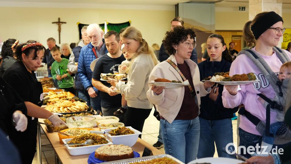 Groß war der Andrang am kulinarischen Büffet, das die Akteure des Agenda-21-Arbeitskreises zum Aktionstag "Eintopf für die Welt" in der Kantine des Landratsamtes angerichtet hatten. Bild: Rudolf Hirsch