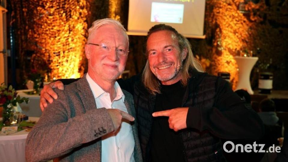 Michael Sternkopf (rechts) sprach auf Einladung von Pfarrer Wilfried Römischer in Floß über seine Karriere und den Glauben. Bild: Harald Meierhöfer
